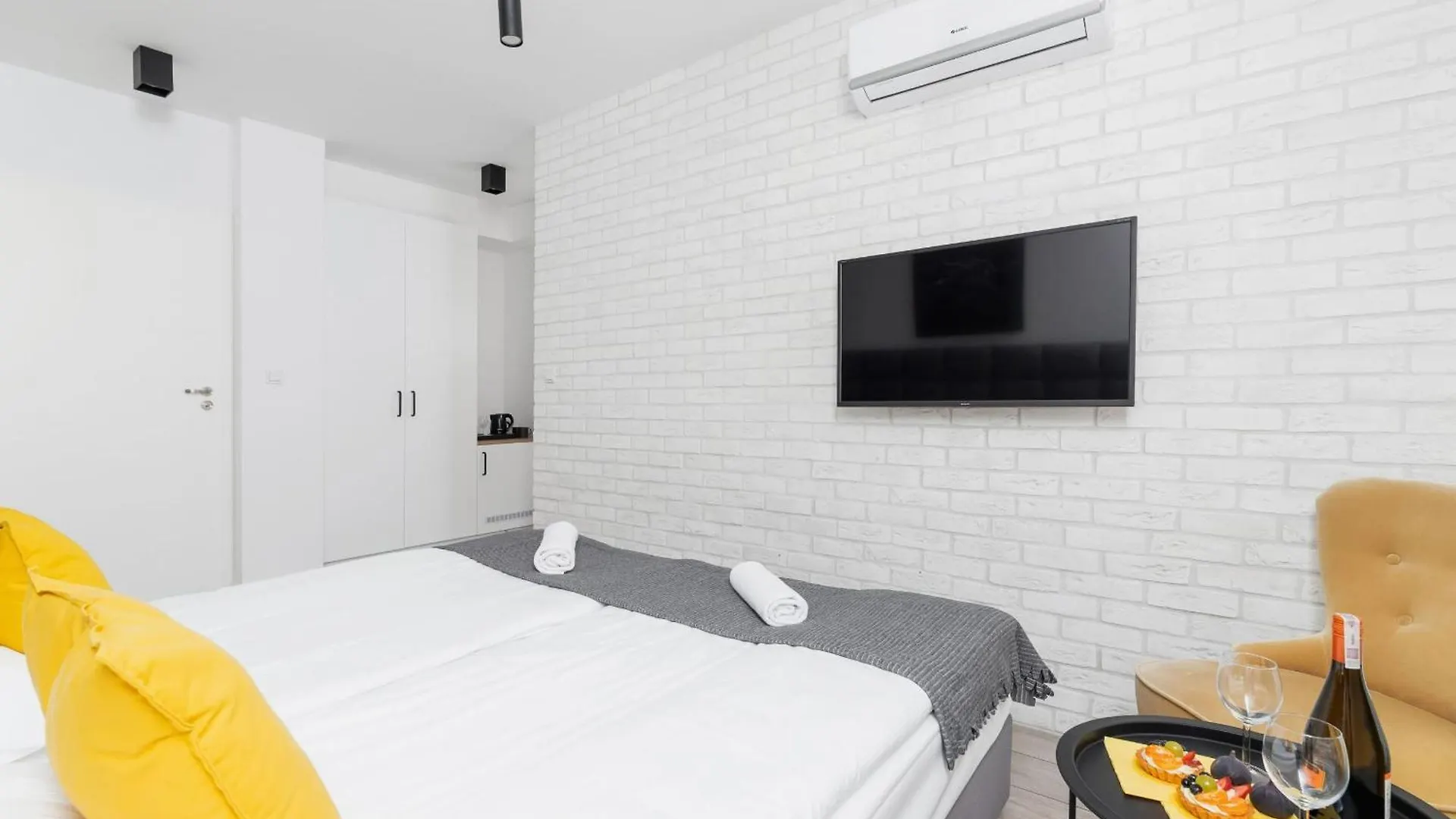 Apartment Cracow Miodowa 42 Elegant Studios By Noclegi Renters Krakow